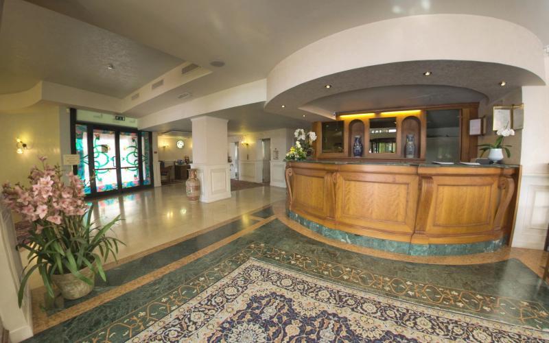 Hotel Savoy Palace Гардоне Ривьера Экстерьер фото